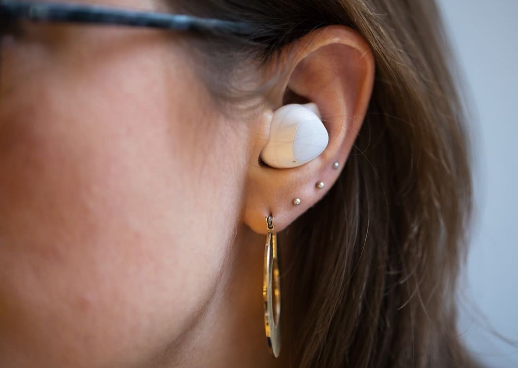Samsung Galaxy Buds Plus en los oídos