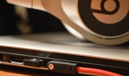 cómo conectar auriculares a la computadora portátil