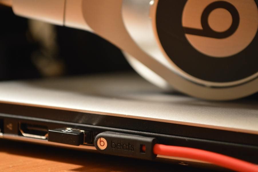 cómo conectar auriculares a la computadora portátil