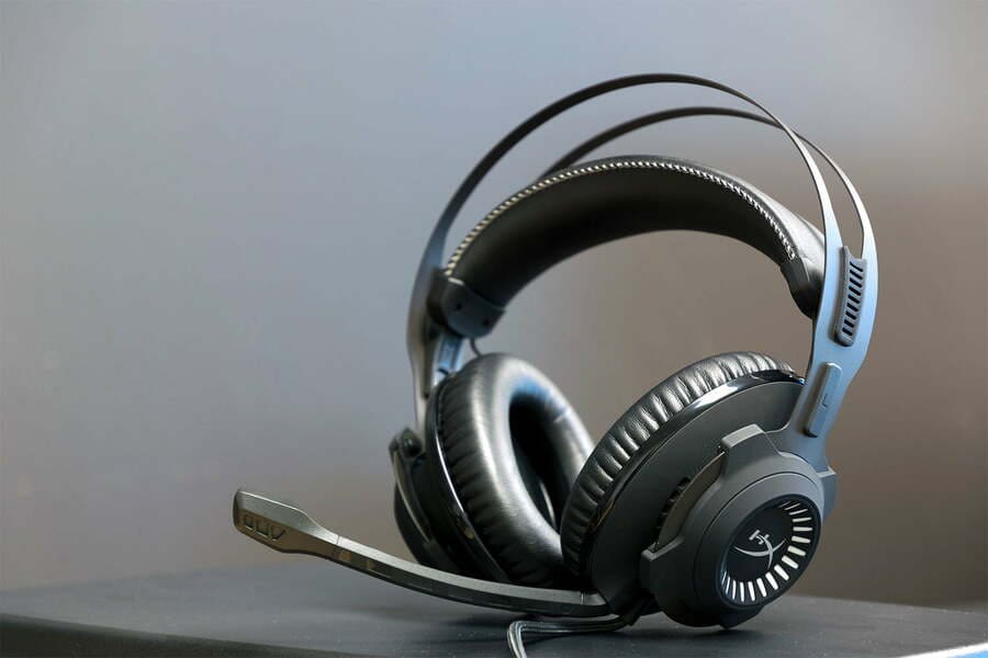 poner el micrófono en los auriculares